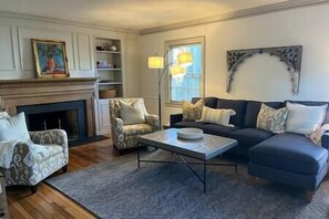 TV - Luck of the Irish - 4 bedroom house, 1.5 miles to Notre Dame (South Bend)