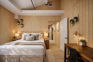 1 habitación, escritorio, tabla de planchar con plancha y cuna de viaje 