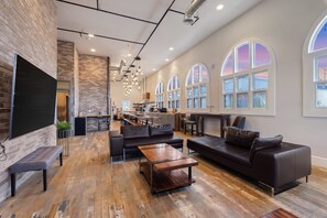 Smart TV, video games, stereo, offices - Resort: 34 BRs, 95 Beds & 5 Stunning Event Spaces (San Diego)