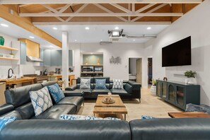 Smart TV, video games, stereo, offices - Resort: 34 BRs, 95 Beds & 5 Stunning Event Spaces (San Diego)