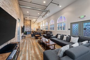 スマートテレビ、テレビゲーム、ステレオ、書斎 / ワークスペース