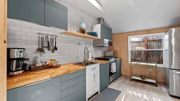 Een koelkast, een microgolfoven, een oven, een kookplaat