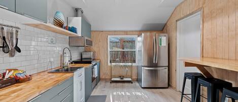 Refrigerador, microondas, horno y parrilla de estufa