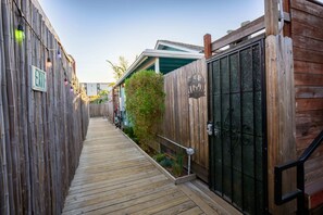 المنطقة المحيطة بالمنشأة