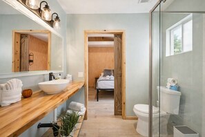 Ducha, secador de pelo, toallas y champú