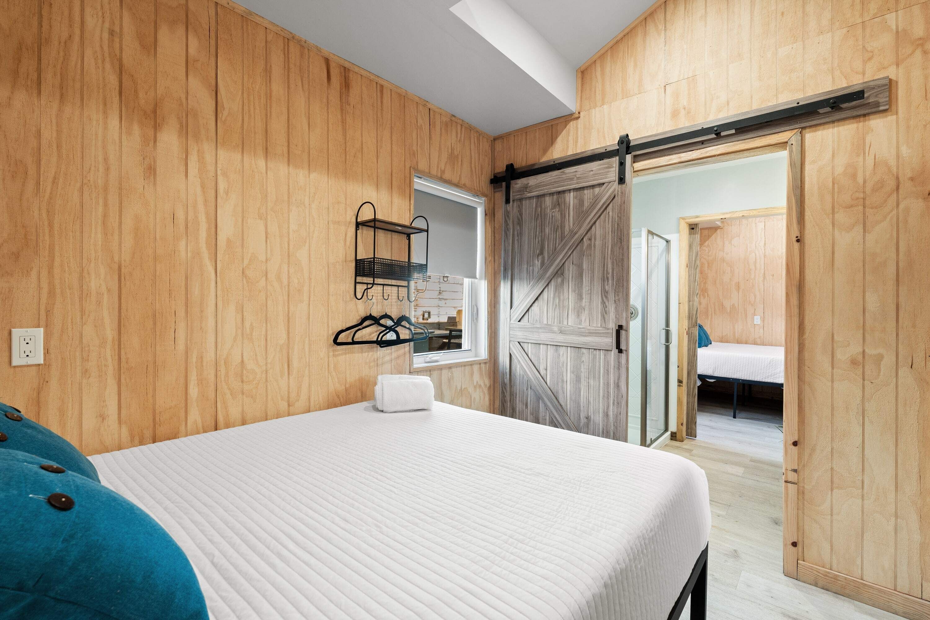 5 slaapkamers, een strijkplank/strijkijzer, reisbedje, wifi