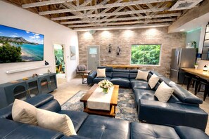 TV, books, stereo, offices - Hawaiian Loft + lookout suite. (San Diego)