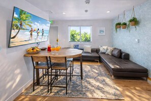Interior - Hawaiian Loft + lookout suite. (San Diego)