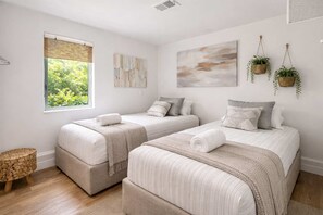 6 bedrooms, desk, iron/ironing board, travel cot