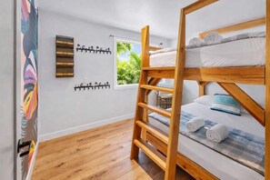 6 bedrooms, desk, iron/ironing board, travel cot