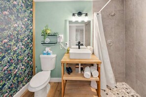 Bathtub, hair dryer, towels - Hawaiian Lof.t w/ Vinyl Player. Speakeasy included (San Diego)