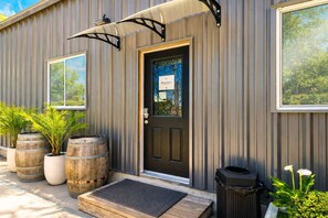 Exterior detail - Resort Perks: 11 beds, monastery bunks, kitchen (San Diego)
