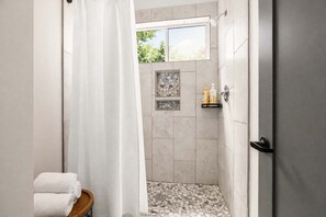 Bathtub, hair dryer, towels, shampoo - Resort Perks: 11 beds, monastery bunks, kitchen (San Diego)
