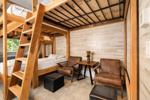 2 chambres, bureau, fer et planche à repasser, lit de bébé portatif