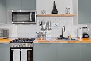 ثلاجة، ميكروويف، فرن، موقد طهي مسطح