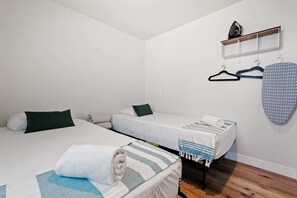 3 عدّة غرف نوم ومكتب ومكواة/لوح كي وسرير سفر