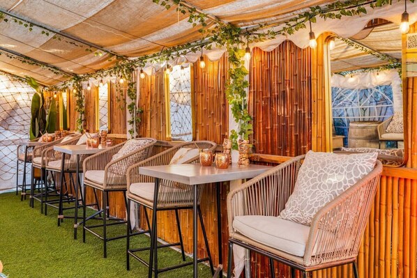 تناول الطعام بالخارج