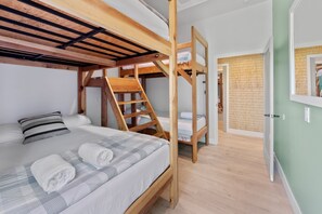 3 عدّة غرف نوم ومكتب ومكواة/لوح كي وسرير سفر