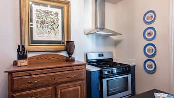 Geladeira, micro-ondas, cooktop, lava-louças