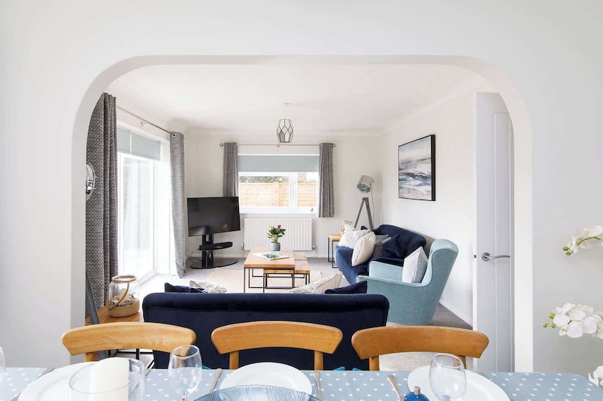 Coastal Retreat For 8 With Hot Tub - Walk To Beach - Chichester