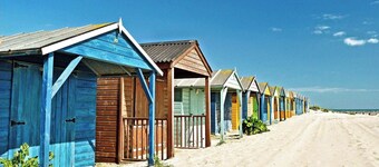 Coastal Retreat for 8 with Hot Tub - Walk to Beach