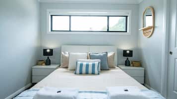 2 habitaciones, escritorio y tabla de planchar con plancha