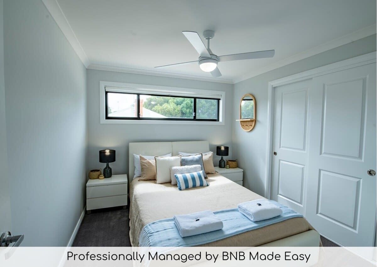 2 makuuhuonetta, työpöytä, silitysrauta/-lauta, vauvan matkasänky