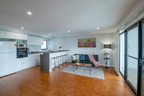 Televisio, DVD-soitin, työhuone