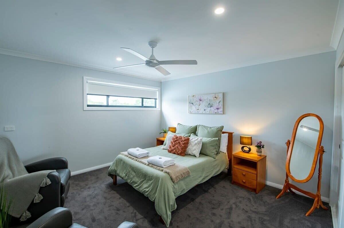 2 bedrooms, desk, iron/ironing board, travel cot