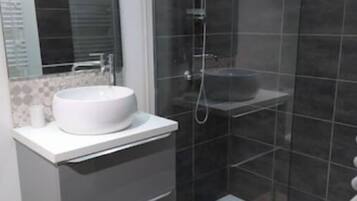 SĂšche-cheveux, serviettes fournies, papier toilette