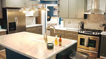 Refrigerador, microondas, horno y parrilla de estufa