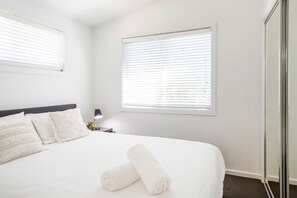 1 bedroom, iron/ironing board, WiFi, bed sheets - Lazy Woods One - Oceanstays (Yamba)