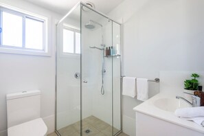 Shower, hair dryer, towels - Lazy Woods One - Oceanstays (Yamba)