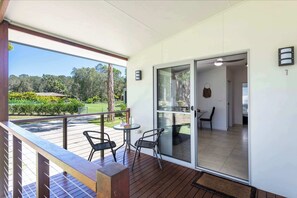 Outdoor dining - Lazy Woods One - Oceanstays (Yamba)