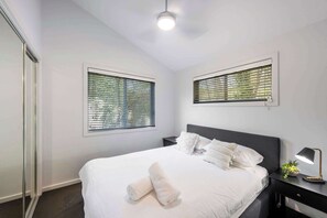 1 habitación, tabla de planchar con plancha, wifi y ropa de cama