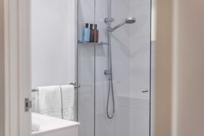 Shower, hair dryer, towels - Lazy Woods Two - Oceanstays (Yamba)