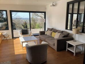 TV, fireplace, table tennis, stereo