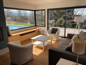 TV, fireplace, ping pong, stereo