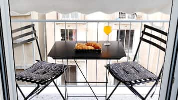 Daily full breakfast (EUR 20 per person)