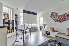 TV, offices - Bright & Modern Flat in le Marais - An Ecoloflat (Paris)