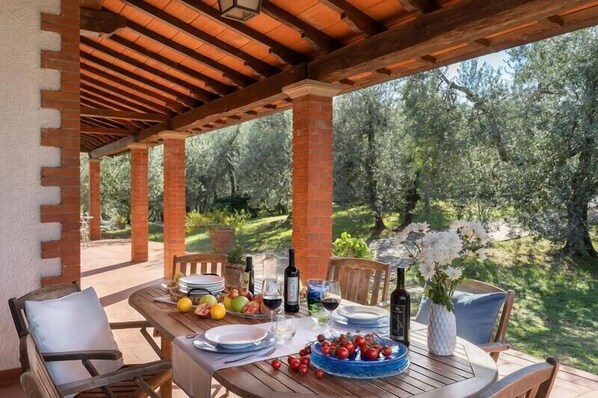 Outdoor dining - Holiday house for 6 persons in Pergine Valdarno, Tuscany (Arezzo Province) (Pergine Valdarno)
