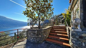 Property grounds - Casa Elka Balcony 8 Lake view (Tremosine)