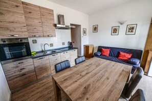 Fridge, microwave, oven, coffee/tea maker