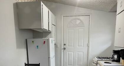 The Van Zant House Hideaway|2 Queens|Kitchen|Nook