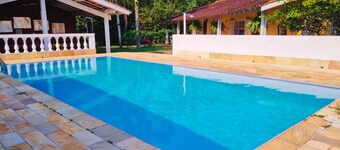 House with Incredible Pool Very Close to the Beach