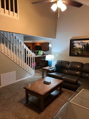 Smart TV, fireplace, DVD player - Private Mountain Cabin Tree Tops Resort ~Pools, Fishing, Grills, Jacuzzi, Stream (Gatlinburg)