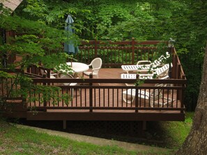 Terrace/patio - Private Mountain Cabin Tree Tops Resort ~Pools, Fishing, Grills, Jacuzzi, Stream (Gatlinburg)
