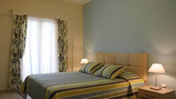 2 soverom, safe på rommet, strykejern/-brett og reiseseng for barn