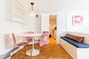 Family Room | Frette Italian sheets, premium bedding, individually decorated - Centerboard (Nantucket)