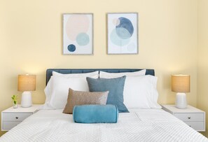 3 habitaciones, tabla de planchar con plancha y cuna de viaje 